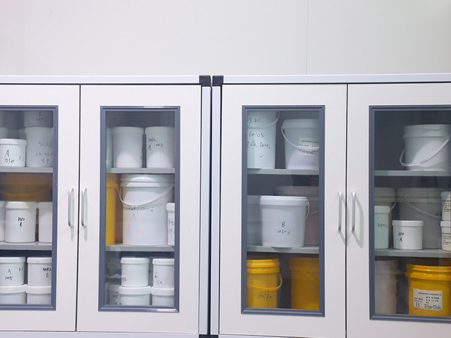 Sistema de alimentação de material LSR para moldagem por injeção de silicone