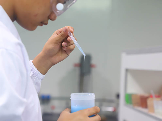 Inspeção de qualidade de componentes de silicone moldados por injeção
